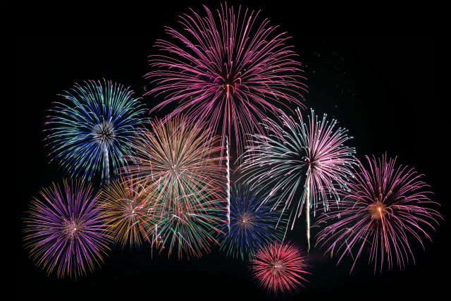 夜空に打ち上がる花火のイメージ