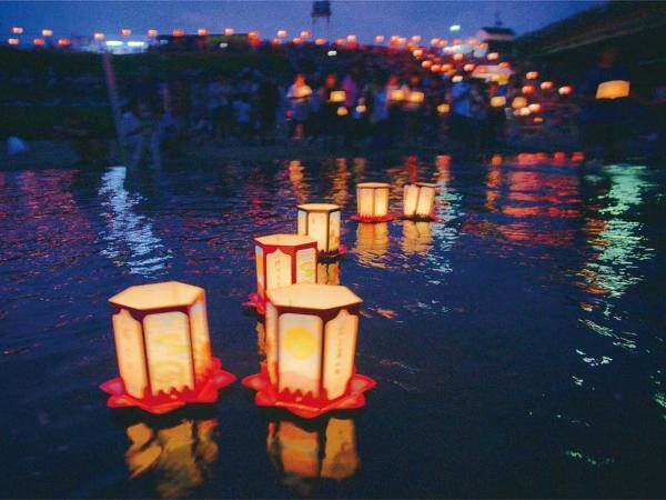 矢作川に浮かぶ万灯