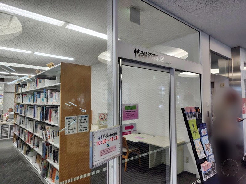 本棚が並ぶ情報資料室の入口