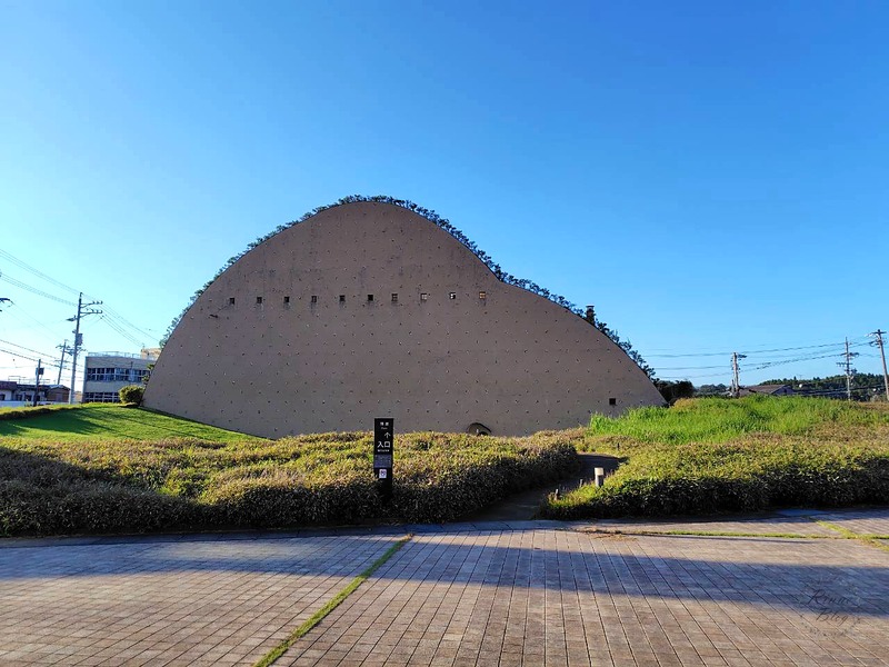 入口の案内板が立つ広場から見た外観