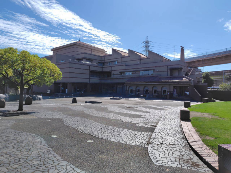 かわら美術館・図書館の外観と森前公園