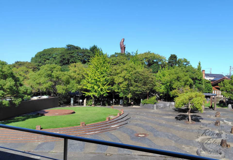 森前公園の木々の上に見える衣浦観音
