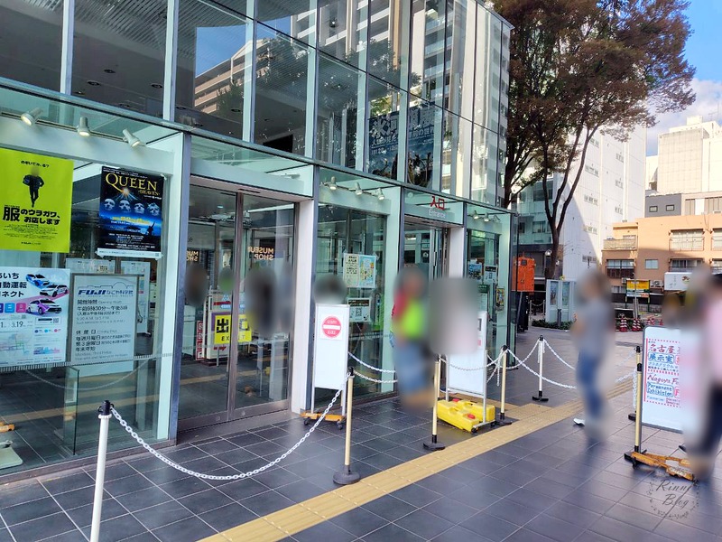 ガラス張りの科学館の入口前