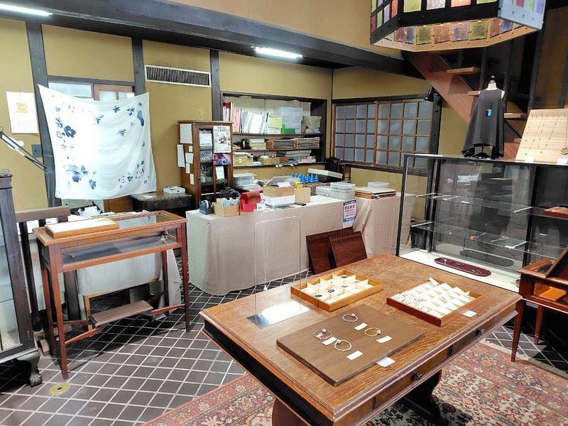 アクセサリー工房の店内