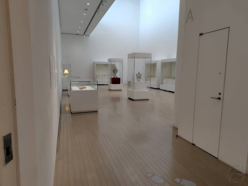 ガラスケースが並ぶ展示室