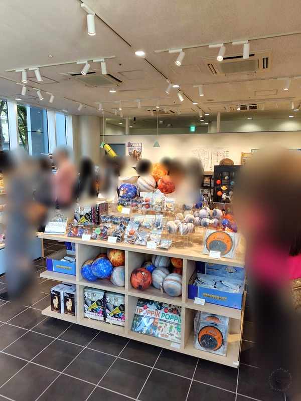 科学グッズが並ぶミュージアムショップの売り場