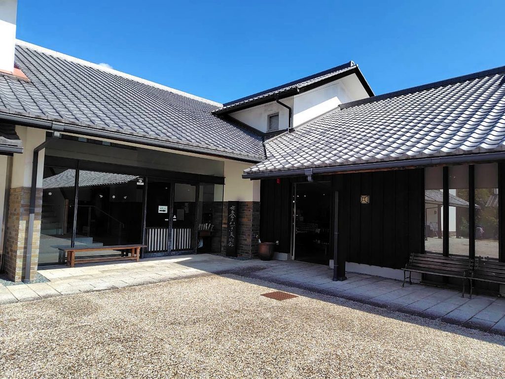 市之倉さかづき美術館の外観と砂利の広場