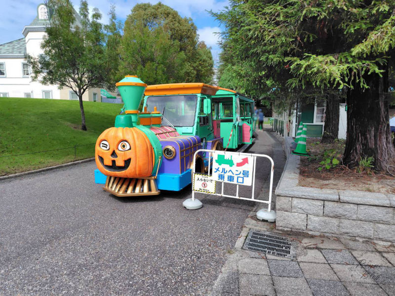 ハロウィン仕様のメルヘン号とマーケット前駅の乗車口