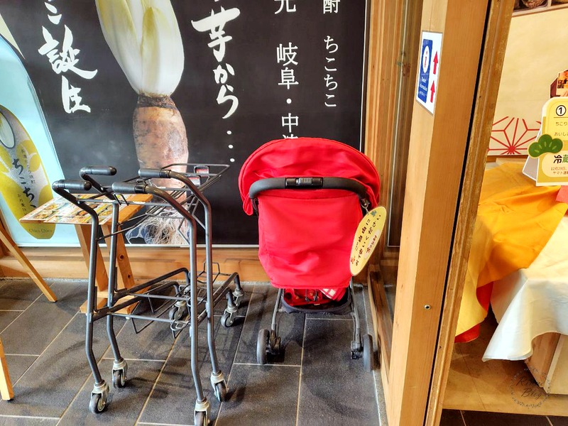 入口に置かれた貸し出し用のベビーカー