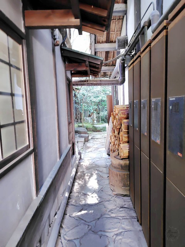 穴窯へ続く建物の間の石畳の通路