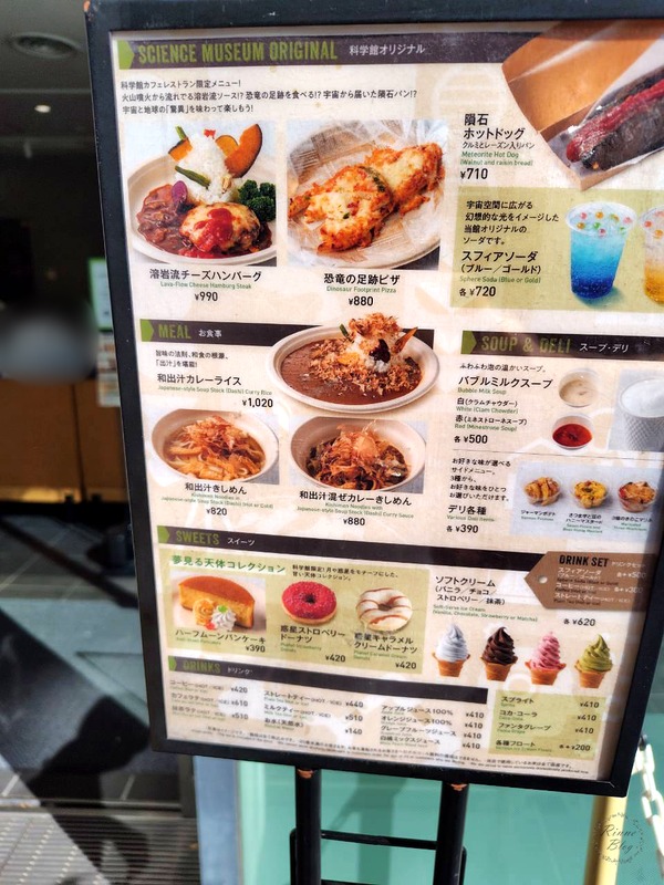 料理や飲み物の写真がのったカフェレストランのメニュー看板