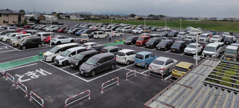 デンパークのP4駐車場に車が並ぶ様子