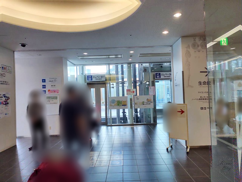 エスカレーターとエレベーターへ続く1階のホール