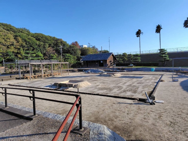 復元された入浜式塩田と瓦屋根の小屋