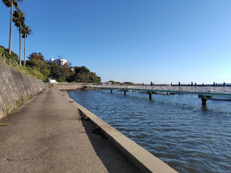 三河湾沿いの細い道と桟橋