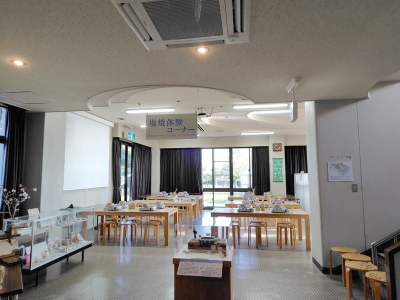 塩焼体験コーナーのテーブル