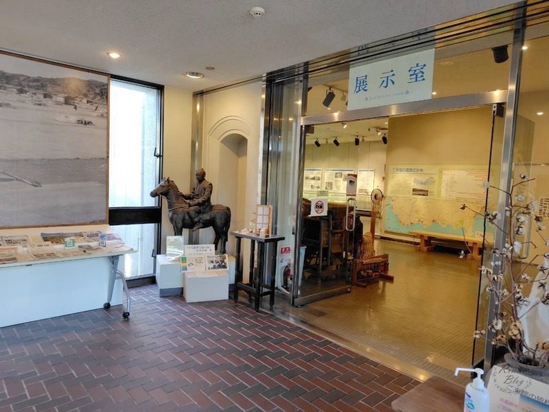 吉良上野介の騎馬像と「展示室」の入口