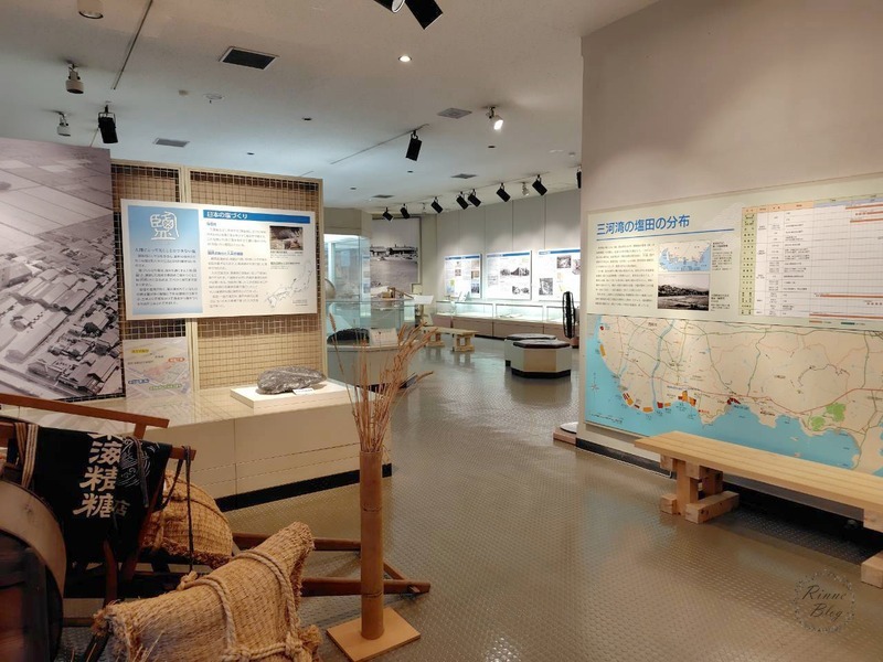 「日本の塩づくり」のパネルと「三河湾の塩田の分布」の地図がある展示室