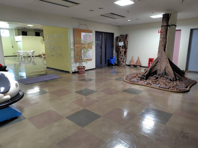 本館ロビーの木の根のオブジェ