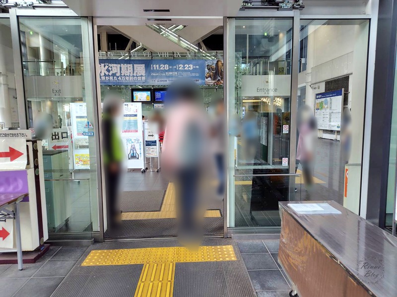 科学館の入口の自動ドアと案内