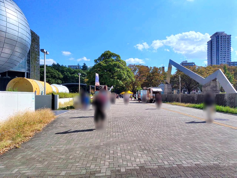 遠くに銀色の球体が見える、白川公園の歩道