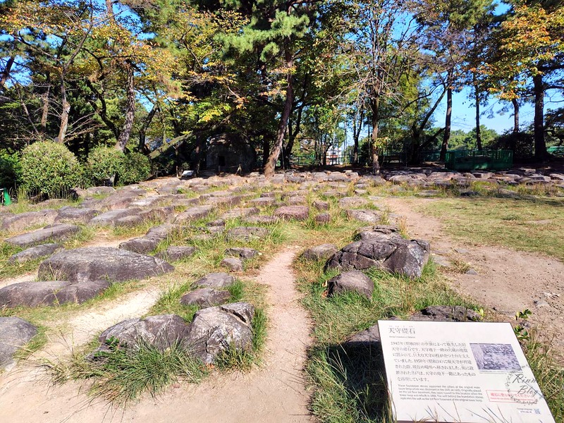 天守礎石とその説明板