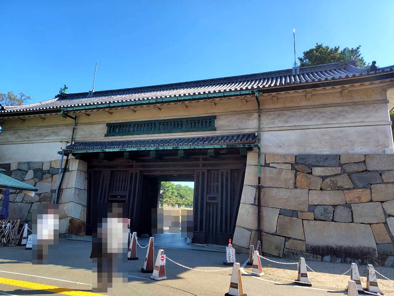 石垣に囲まれた名古屋城の正門