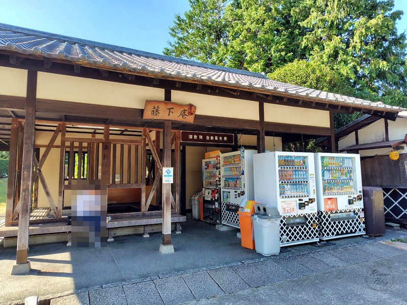 自動販売機の並ぶ建物