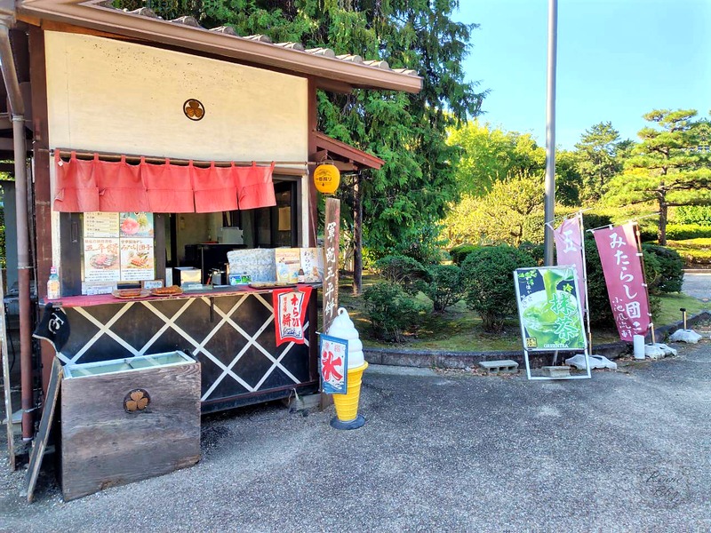 団子やソフトクリームの幟が立つ売店