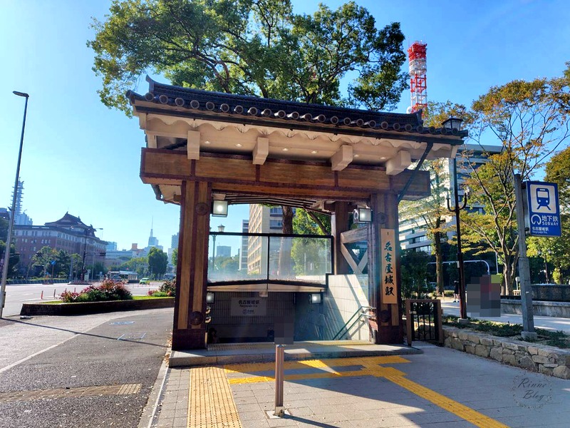 和風の屋根が付いた地下鉄の駅の入口