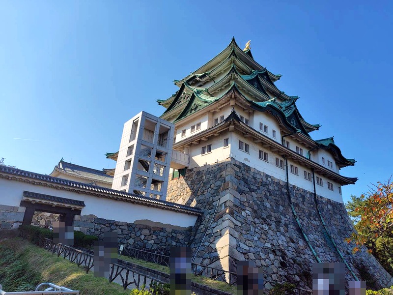 高い石垣の上にそびえる天守