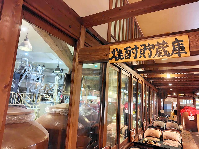 ガラス越しに見える焼酎の貯蔵庫と製造の設備