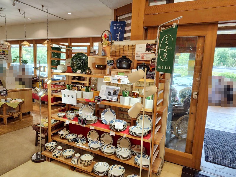 美濃焼の器が並ぶ売り場の棚