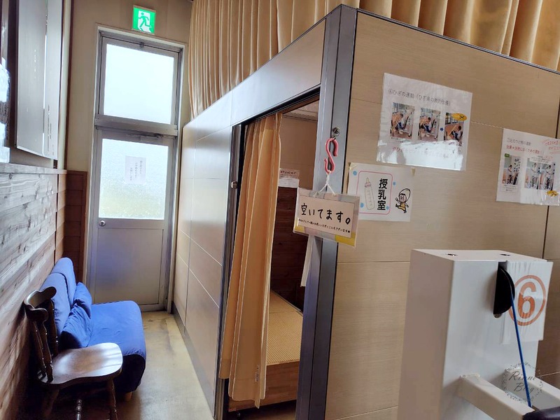 館内の「授乳室」の札がかかった個室