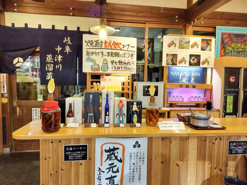 「岐阜 中津川 蒸溜蔵」ののれんと焼酎の試飲コーナー