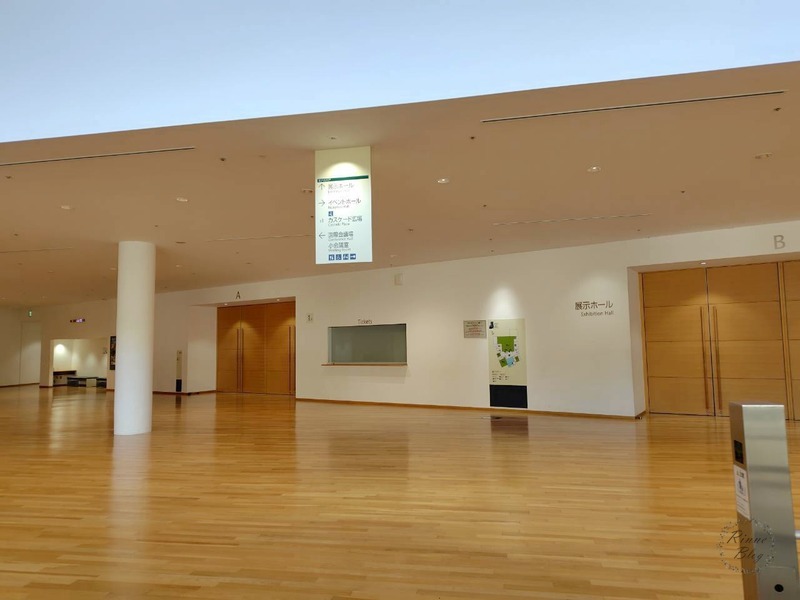 1階の展示ホールの入口と案内板