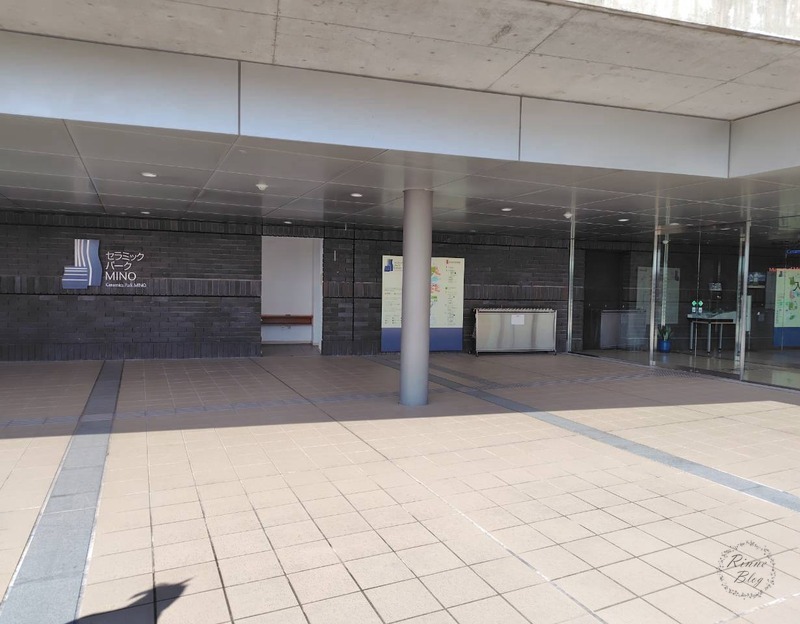 3階エントランスのガラス張りの入口