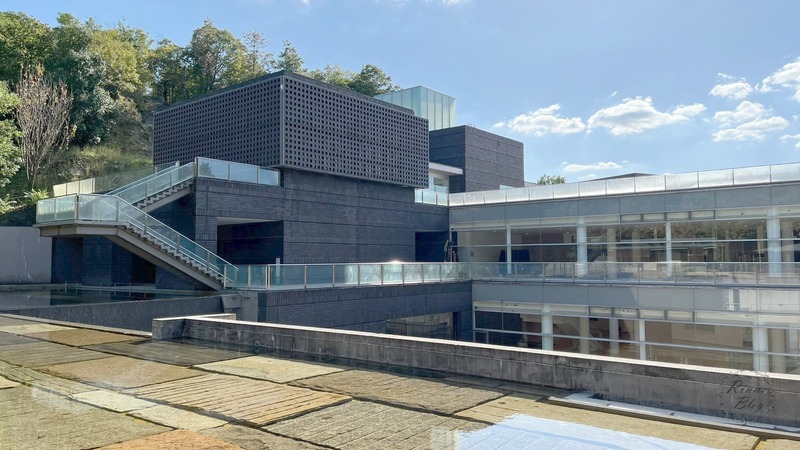 水の庭から見た格子模様の黒い建物
