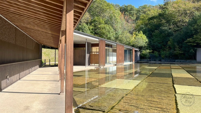 水の庭のそばに続く木の回廊
