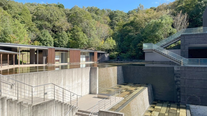 カスケードの上に広がる水の庭と低い建物