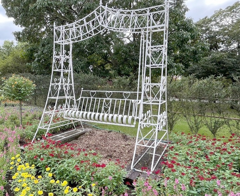 denpark-fantasy-garden-bench