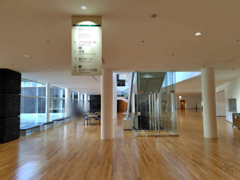 1階の吹き抜けと案内板