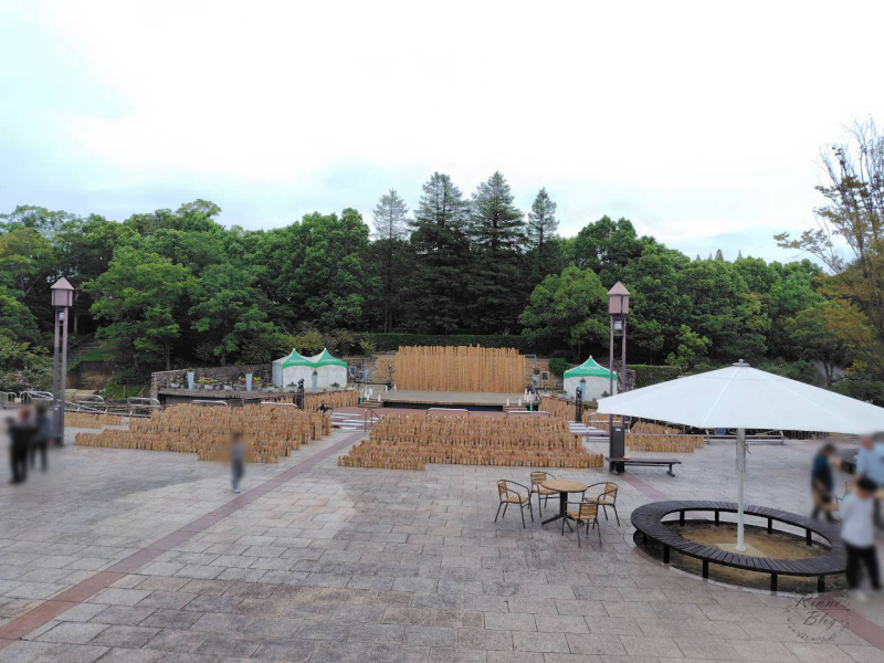 正面ゲートを入ってすぐの水のステージ前の広場