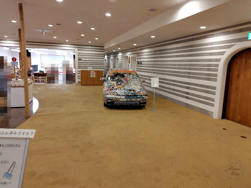 受付の近くに置かれたタイルの車