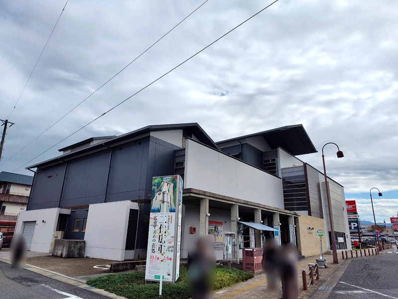 歩道から見た中山道広重美術館の外観と、企画展の縦長の看板