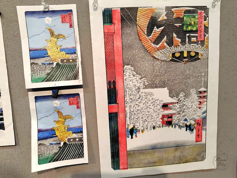 壁に貼られた重ね摺りの見本の作品