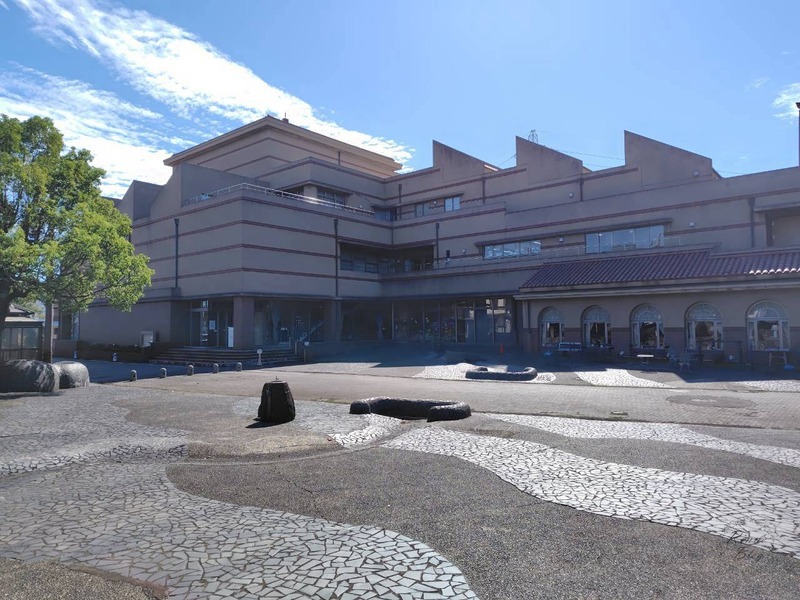 森前公園から見たかわら美術館・図書館の建物