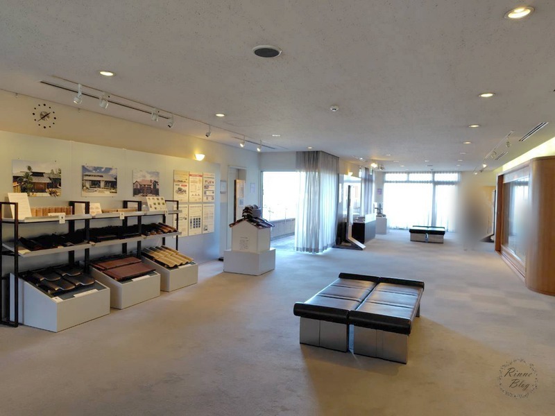 3階ロビーの常設展示とベンチ