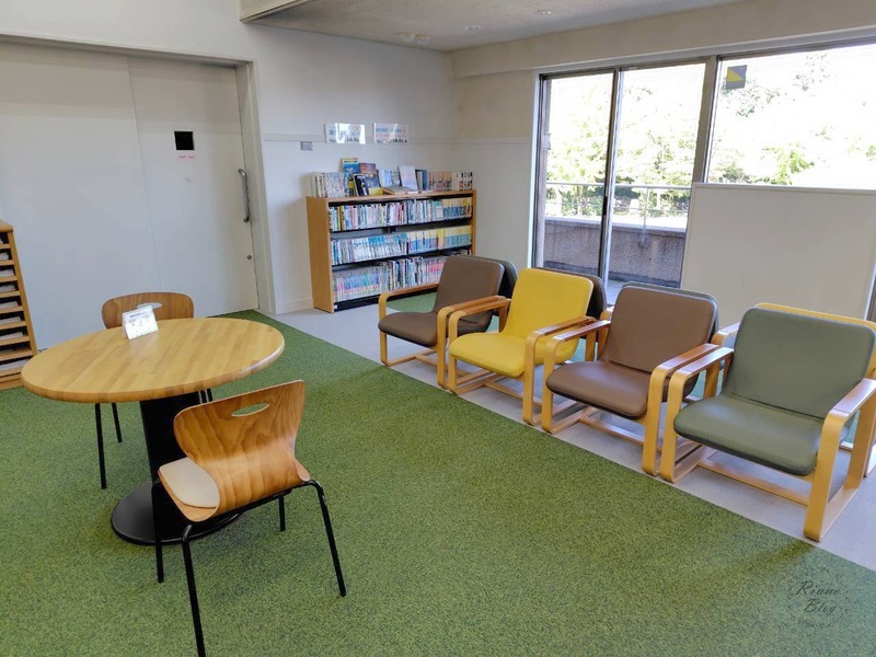 図書館ライブラリーほんの森の窓ぎわのいす