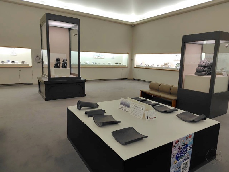 3階の常設展示室と「瓦をさわってみよう」の台